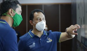 Direktur Enterprise & Business Service Telkom Edi Witjara (kanan) meninjau & memastikan kesiapan dukungan TelkomGroup dalam penyelenggaraan PON XX Papua 2021 di Jayapura, Jumat (1/10).