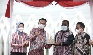 Gubernur Jawa Barat (Jabar) Ridwan Kamil saat meresmikan Alun-Alun Aimas di Kabupaten Sorong, Papua Barat, Jumat (1/10/2021). (Foto: Yogi Prayoga S./Biro Adpim Jabar)
