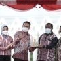 Gubernur Jawa Barat (Jabar) Ridwan Kamil saat meresmikan Alun-Alun Aimas di Kabupaten Sorong, Papua Barat, Jumat (1/10/2021). (Foto: Yogi Prayoga S./Biro Adpim Jabar)