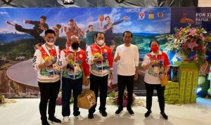 Dari kiri: Ketua Umum KOI, Ketua DPD RI, Ketua MPR RI, Presiden RI dan Ketua DPR RI berpose bersama sesaat sebelum meningkatkan lokasi pembukaan PON Papua di Stadion Lukas Enembe, Sabtu malam (2/10/2021). (ANTARA/HO-DPD RI)