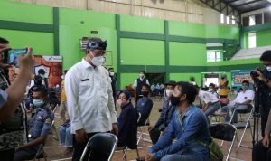 Kepala DPMD Prov Jabar Dicky Saromi saat meninjau vaksinasi di Indramayu.