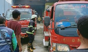 Dua unit mobil Pemadam Kebakaran saat menjinakkan kobaran api di gudang kapas, Desa Sayang, Kecamatan Jatinangor, Kabupaten Sumedang. (Istimewa)
