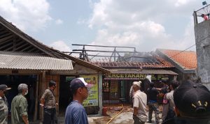 KEBAKARAN: Situasi saat proses pemadaman kebakaran tempat percetakan dan bangunan penggilingan padi di Desa Sindanggalih, Kecamatan Cimanggung, Kabupaten Sumedang pada Kamis (7/10). (istimewa)