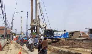 Situasi pembangunan Underpass Sriwijaya Cimahi dan padatnya kendaraan yang melintas, Sabtu (9/10)(Intan Aida/Jabar Ekspres)