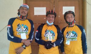 Tak Jadi Hambatan, di Tengah Pandemi Covid-19 Warga Kelurahan Rancaekek Kencana Bentuk Komunitas Gowes Ketua Gowes Sehat Kencana, Den Supandi Janung Windagro (tengah) di Kelurahan Rancaekek Kencana, Sabtu (9/10). (Yanuar Baswata/Jabar Ekspres)