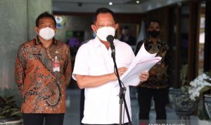 Menteri Dalam Negeri (Mendagri) Muhammad Tito Karnavian mengumumkan Tim seleksi calon anggota KPU RI dan Bawaslu RI periode 2022-2027, di Jakarta, Senin. (ANTARA/HO-Kemendagri)