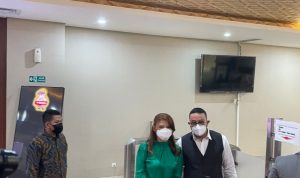 Artis dan model Tamara Bleszynsky mendatangi Bareskrim Polri, Jakarta Selatan, Selasa (12/10/2021). (ANTARA/Laily Rahmawaty)