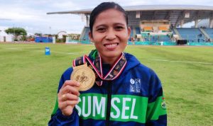 Atlet Sumatera Selatan Sri Mayasari memperlihatkan medali emas yang dia raih di nomor 400 meter putri cabang olahraga atletik di Pekan Olahraga Nasional (PON) XX Papua yang berlangsung di GOR Mimika Sport Complex, Mimika, Papua, Selasa (12/10/2021) (ANTARA/Fathur Rochman)