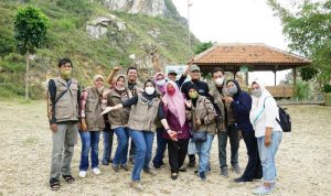 FOTO BERSAMA: Ketua Dekranasda KBB, Sonya Fatmala bersama jajaran saat berkeliling meninjau produk UMKM untuk mendorong pemasaran.