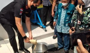 Modus Baru, BNN Banten Temukan Sabu Disembunyikan Dalam Sandal Kepala BNNP Banten Brigjen Pol Hendri Marpaung memusnahkan barang bukti sabu seberat 500,299 gram di kantor BNN Banten di Serang, Jumat. ANTARA/Mulyana.