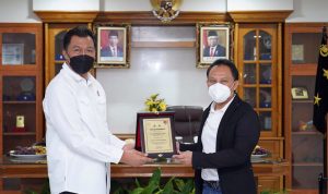 Direktur Enterprise Business Service Telkom Edi Witjara (kanan) bersama Kepala Divisi TIK Polri Irjen Pol Slamet Uliandi saat acara pembukaan rangkaian pelatihan Internetworking Bersertifikat di Polri di Jakarta pada Rabu (13/10).