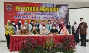 Peserta pelatihan saat foto bersama dengan perangkat kelurahan. ist