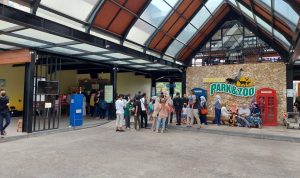 Lembang Park and Zoo Berharap Diizinkan Uji Coba oleh Kemenparekraf Pengunjung berjibun di depan pintu masuk objek wisata Lembang Park and Zoo, KBB