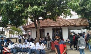 Vaksinasi Kerap Timbulkan Kerumunan, Kepala UPTD Puskesmas Cimanggung Usul Ini Kerumunan warga saat pelaksanaan vaksinasi di wilayah Kantor Kecamatan Cimanggung, Kabupaten Sumedang.