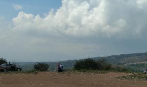 Beberapa anak muda saat menikmati suasana dan pemandangan Pasir Candi, Kecamatan Cicalengka, Kabupaten Bandung pada Selasa (19/10).