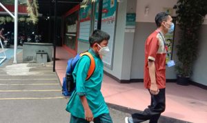 PTM 100 PERSEN: Salah satu siswa yang telah usai melaksanakan PTMT pada beberapa waktu lalu. (Sandi Nugraha/Jabar Ekspres)