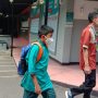 PTM 100 PERSEN: Salah satu siswa yang telah usai melaksanakan PTMT pada beberapa waktu lalu. (Sandi Nugraha/Jabar Ekspres)