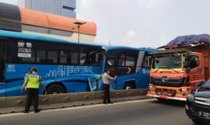 Tiga Orang Tewas dalam Kecelakaan TransJakarta di Cawang, Salah Satunya Pengemudi Bus Kondisi bus TransJakarta yang mengalami kecelakaan di Jl. MT Haryono, Cawang, Jakarta, Senin (25/10/2021). ANTARA/HO-Satlantas Polres Metro Jakarta Timur