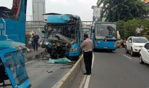 Korban Kecelakaan TransJakarta di Cawang Akan Diberikan Pendampingan Kondisi bus TransJakarta yang mengalami kecelakaan di Cawang, Jakarta, Senin (25/10/2021). ANTARA/HO-Satlantas Polres Metro Jaktim