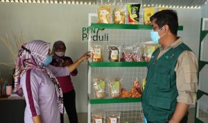 Dukung Pengembangan Jatigede sebagai Daerah Tujuan Wisata BINAAN PLN: UMKM Mitra Binaan PLN di Kawasan Wisata Tegal Jarong, Desa Cijeungjing, Kecamatan Jatigede menjadi salah satu penerima bantuan.
