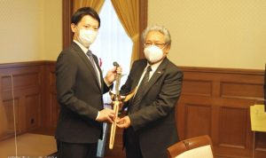 Duta Besar RI untuk Jepang Heri Akhmadi (kanan) bertemu dengan Gubernur Prefektur Hyogo, Jepang, Saito Motohiko (kiri) pada 23 Oktober 2021. (ANTARA/HO-KBRI Tokyo)