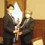 Duta Besar RI untuk Jepang Heri Akhmadi (kanan) bertemu dengan Gubernur Prefektur Hyogo, Jepang, Saito Motohiko (kiri) pada 23 Oktober 2021. (ANTARA/HO-KBRI Tokyo)