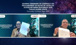 Direktur Utama Telkomsat Endi Fitri Herlianto (kiri) bersama President & CEO Thales Alenia Space Hervé Derrey saat penandatanganan kerja sama pembangunan High Throughput Satellite (HTS) antara Telkomsat & TAS di slot orbit 113 BT pada Kamis (28/10) dari lokasi masing-masing.