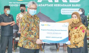 Sinergi Pembiayaan bjb dan Akselerasi Pembangunan Daerah PEMULIHAN EKONOMI: Direktur Utama bank bjb Yuddy Renaldi secara simbolis menyerahkan fasilitas permodalan kepada nasabah Kredit UMKM bank bjb. UMKM menjadi sektor prioritas penyaluran dana PEN bank bjb, sebagian besar penerima stimulasi kredit PEN bank bjb berasal dari pelaku UMKM.