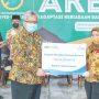 PEMULIHAN EKONOMI: Direktur Utama bank bjb Yuddy Renaldi secara simbolis menyerahkan fasilitas permodalan kepada nasabah Kredit UMKM bank bjb. UMKM menjadi sektor prioritas penyaluran dana PEN bank bjb, sebagian besar penerima stimulasi kredit PEN bank bjb berasal dari pelaku UMKM.