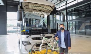 Wali Kota Bogor Bima Arya Sugiarto saat memamerkan Bus kita Trans Pakuan di Karoseri Semarang, Jawa Tengah, Jumat (29/10/2021). ANTARA/Pemkot Bogor
