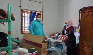 Dinsos Depok Kembali Salurkan Alat Bantu Fisik untuk Disabilitas Kepala Bidang Rehabilitasi Sosial, Dinsos Kota Depok, Nita Ita Hernita saat membagikan alat bantu berupa kursi roda kepada penyandang disabilitas, ist.