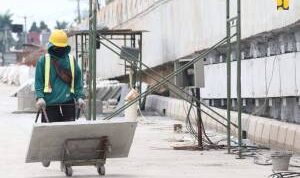 Pekerja di proyek konstruksi underpass Bulak Kapal Bekasi (Birkompu)