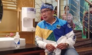 Gubernur Jawa Barat Ridwan Kamil saat bersantap siang bersama perwakilan atlet peraih medali kemenangan di PON XX Papua bertempat di kawasan Kota Raja, Jayapura, Papua, Jumat (15/10/2021). (ANTARA/Andi Firdaus).