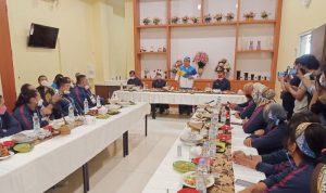 Gubernur Jawa Barat Ridwan Kamil (tengah) saat memberikan sambutan kepada atlet peraih prestasi PON XX Papua di Jayapura, Jumat (15/10/2021). (ANTARA/Andi Firdaus).