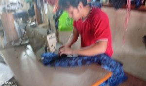 Perajin busana Badui tengah mengerjakan pakaian untuk memenuhi permintaan pasar di Ciboleger Kabupaten Lebak.