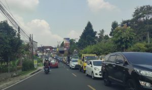 Laju kendaraan tersendat di Jalur Puncak-Cianjur, Jawa Barat, sehingga petugas melakukan rekayasa untuk memutus rantai kemacetan, Minggu (3/10/2021). ANTARA/Ahmad Fikri