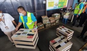 Positif Flu, 11 Ekor Burung Nuri Ara Besar Dimusnahkan Petugas terminal kargo Bandara Suktan Mahmud Badaruddin II Palembang mengangkut kandang kayu berisikan satwa dilindungi pada hari Selasa (5/10/2021). ANTARA/M. Riezko Bima Elko P.