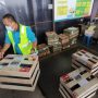 Petugas terminal kargo Bandara Suktan Mahmud Badaruddin II Palembang mengangkut kandang kayu berisikan satwa dilindungi pada hari Selasa (5/10/2021). ANTARA/M. Riezko Bima Elko P.