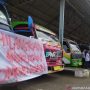 Seratusan sopir angkutan jurusan selatan Cianjur, Jawa Barat, melakukan aksi mogok massal karena dirugikan dengan kehadiran travel gelap yang merugikan, Rabu (6/10). ANTARA POTO. (Ahmad Fikri)