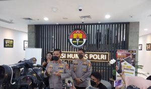 Kepala Biro Penerangan Masyarakat (Karopenmas) Divisi Humas Polri Brigjen Pol Rusdi Hartono memberikan keterangan pers kepada awak media di Gedung Divisi Humas Polri, Jakarta Selatan, Kamis (7/10/2021). (ANTARA/Laily Rahmawaty)