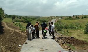 Sejumlah pejabat dinas dan peternak meninjau pembangunan jalan bantuan dari Kementerian Pertanian di Desa Mancagahar, Kecamatan Pameungpeuk, Kabupaten Garut, Jawa Barat beberapa waktu lalu. (ANTARA/HO-Disnakanla Garut)