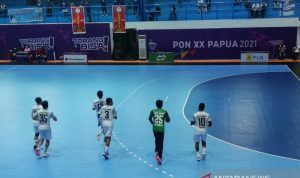PON XX Papua, Tim Bola Tangan Putra Jabar Lolos ke Semifinal Tim Jawa Barat melakukan pemanasan dalam laga kontra Sumatra Barat dengan skor akhir 24-15 di GOR Futsal Mimika, Papua, Senin (11/10/2021). (ANTARA/Zuhdiar Laeis)