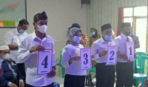 Para calon kades Desa Pasirnanjung pada tahap penomoran, Senin (11/10).