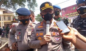 Kepala Kepolisian Resor (Kapolres) Cirebon Kota, Polda Jawa Barat AKBP Fahri Siregar (tengah) saat memberi keterangan kepada media di Cirebon, Jawa Barat, Kamis (14/10/2021). (ANTARA/Khaerul Izan)