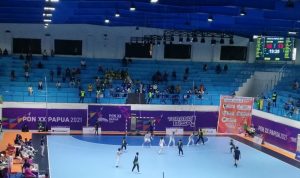 Pertandingan babak final bola tangan Pekan Olahraga Nasional (PON) Papua antara Kalimantan Timur dan Jawa Barat yang berakhir dengan skor 23-22, di GOR Futsal Mimika, Papua, Kamis (14/10/2021). (ANTARA/Zuhdiar Laeis)