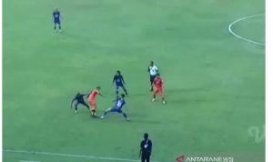 Tim Persita Tangerang bermain imbang 1-1 melawan tim Persiraja Banda Aceh di Stadion Moch Soebroto Kota Magelang, Sabtu (16/10/2021). (ANTARA/Heru Suyitno)