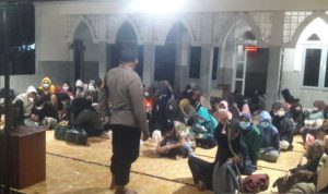 Beres Diperiksa, 77 Karyawan Pinjol Ilegal Dipulangkan ke Yogyakarta Puluhan karyawan perusahaan penyedia jasa pinjaman online (pinjol) ilegal mendapatkan pembinaan di Masjid Polsek Bulaksumur, Sleman, Daerah Istimewa Yogyakarta, Sabtu malam. (ANTARA FOTO/Luqman Hakim)