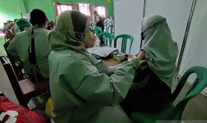 Gerak Cepat, PMI Cianjur dan Unit Vaksinasi Bergerak Sukses Vaksinasi 10 Kecamatan PMI Cianjur, Jawa Barat, bersama unit vaksinasi bergerak, menuntaskan vaksinasi hari ke 10 dengan pencapaian vaksinasi hingga 18 ribu penerima di Kecamatan Naringgul, Minggu (16/10). ANTARA POTO. (Ahmad Fikri)