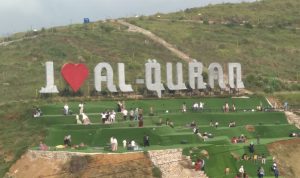 Para wisatawan saat bersantai melepas penat habuskan hari di Cicalengka Dreamland, Minggu (17/10).