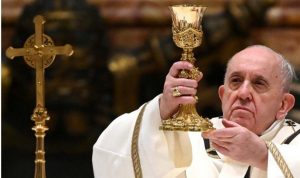 Paus Fransiskus di Basilika Santo Petrus di Vatikan, (24/12/2020). ANTARA FOTO/Vatican Media/Handout melalui REUTERS/aww.